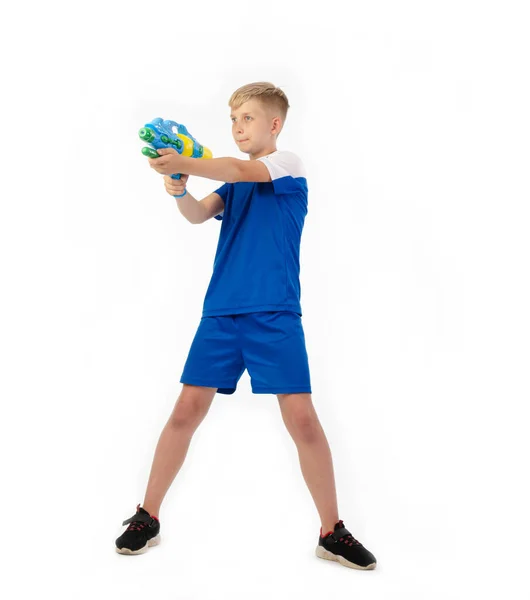 Niño con pistola de agua sobre fondo blanco — Foto de Stock