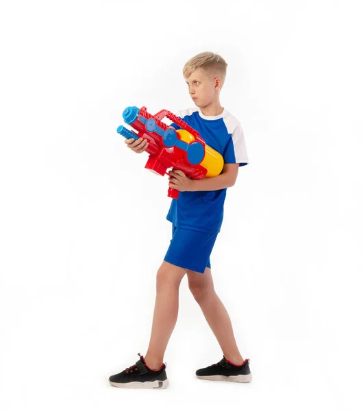 Niño con pistola de agua sobre fondo blanco — Foto de Stock