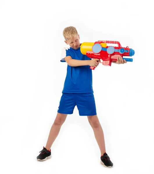 Junge mit Wasserpistole auf weißem Hintergrund — Stockfoto