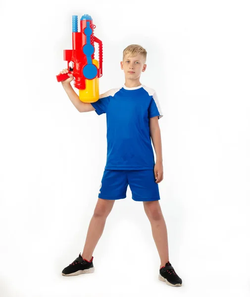 Niño con pistola de agua sobre fondo blanco — Foto de Stock