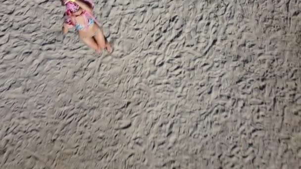 Ragazza snella in dreadlocks ballare sulla sabbia in estate — Video Stock