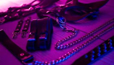 BDSM için erotik oyuncaklar. Kırbaç, ağız tıkacı ve deri gözlerle yapılan cinsel kölelik oyunu. Özel seks oyunları