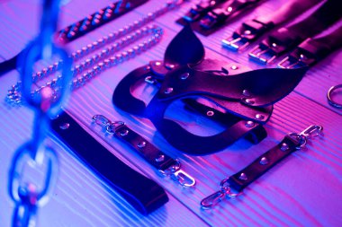 BDSM için erotik oyuncaklar. Kırbaç, ağız tıkacı ve deri gözlerle yapılan cinsel kölelik oyunu. Özel seks oyunları