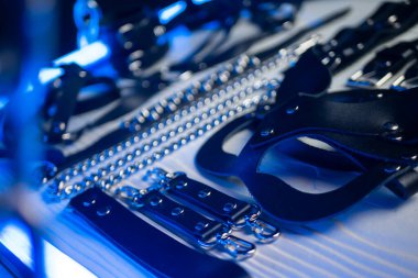 BDSM için erotik oyuncaklar. Kırbaç, ağız tıkacı ve deri gözlerle yapılan cinsel kölelik oyunu. Özel seks oyunları