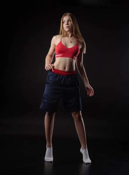 Athletisches Mädchen in Boxershort auf schwarzem Hintergrund — Stockfoto