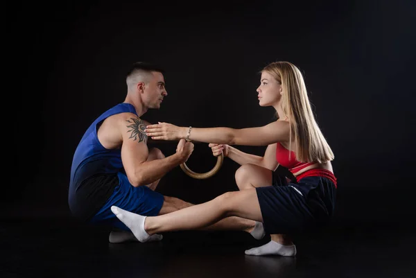 Un chico y una chica entrenar en cuclillas — Foto de Stock