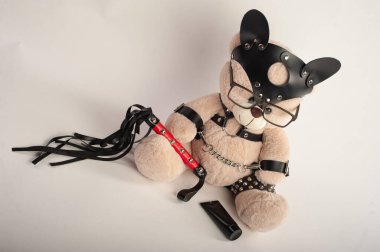 Deri kemer takmış oyuncak ayı hafif arka planda bdsm oyunları için aksesuar.