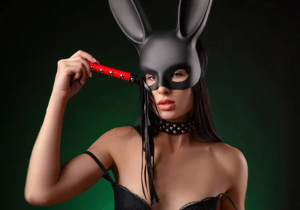 Sexy ragazza in biancheria intima e maschera di coniglio con frusta — Foto Stock