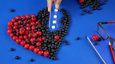 Hawthorn çileklerinin kalbi ve Aronia Prunus - sağlık ve uzun yaşamın sembolü.