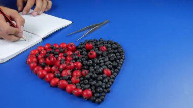 Hawthorn çileklerinin kalbi ve Aronia Prunus - sağlık ve uzun yaşamın sembolü.