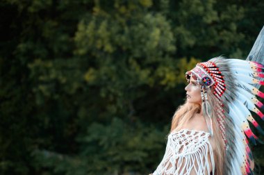 Doğada çıplak poz veren Amerika 'nın yerli halklarının suretinde bir kadın.