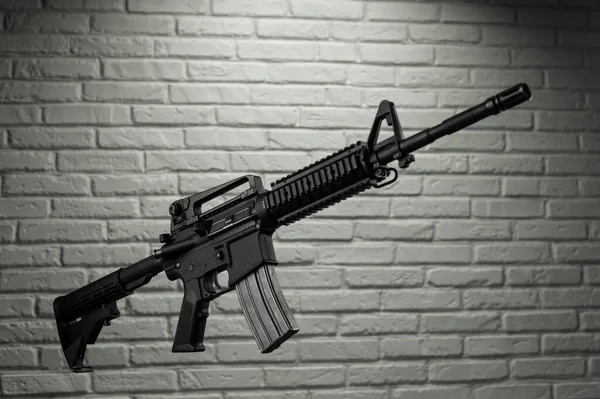 Amerikaans leger geweer M4A1 tegen een stenen muur — Stockfoto