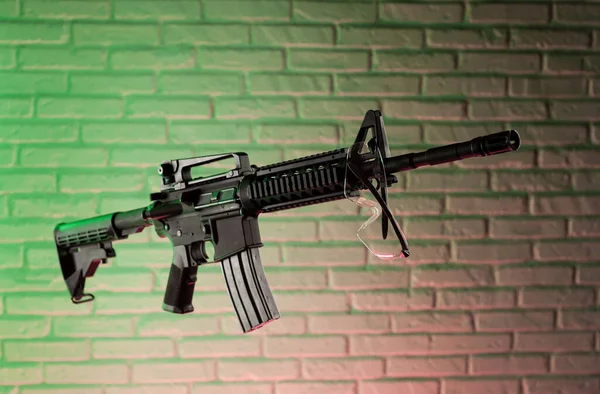 American army rifle M4A1 against a brick wall — Stock Photo, Image