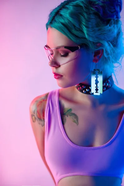 ネオンライトの透明ガラスに青い髪の明るい女性の肖像画 — ストック写真
