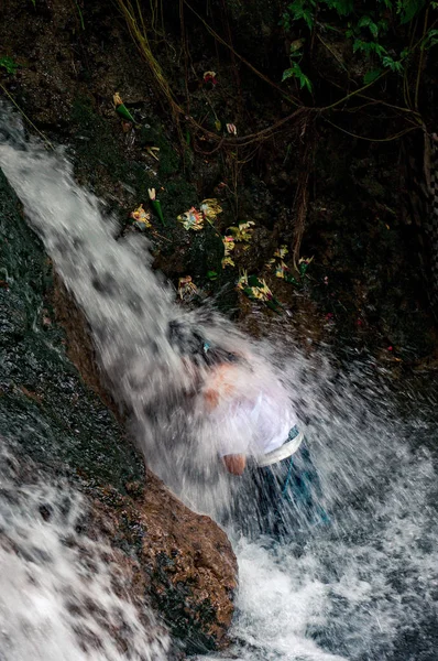 Die Frau Prozess Des Heiligen Rituals Der Reinigung Durch Wasser — Stockfoto