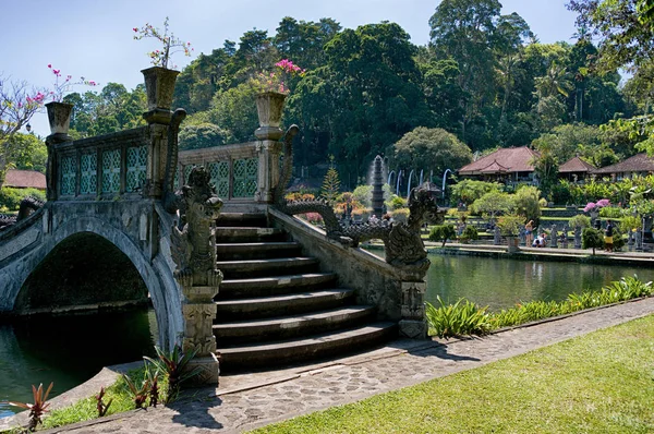 Parque Tropical Alrededor Del Estanque Complejo Tirta Gangga Bali Indonesia — Foto de Stock