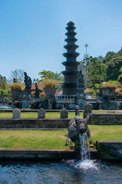 Parc Tropical Autour Étang Avec Fontaine Dans Complexe Tirta Gangga — Photo