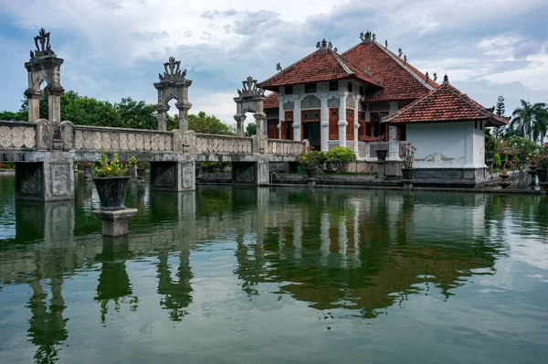 乌戎潘皇家宫殿是反映在池塘 巴厘岛 印尼的水 — 图库照片