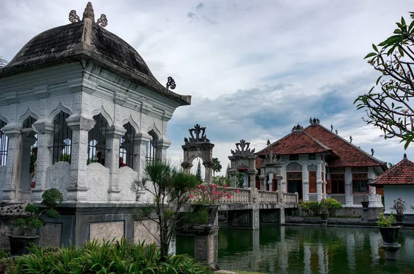 Kamienny Most Wiodący Taman Ujung Royal Palace Bali Indonezja — Zdjęcie stockowe