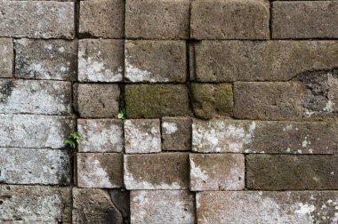 Farklı boyut tuğladan yapılmış duvar eski