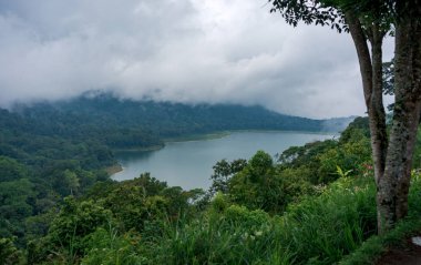 İki Yataklı göl Buyan ve Tamblingan Bali, Endonezya beyaz bulutlar kapsayan