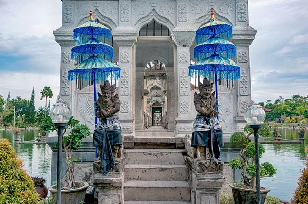Schody Mostu Zdobionego Rzeźbami Hinduskimi Parku Taman Ujung Bali Indonezja — Zdjęcie stockowe