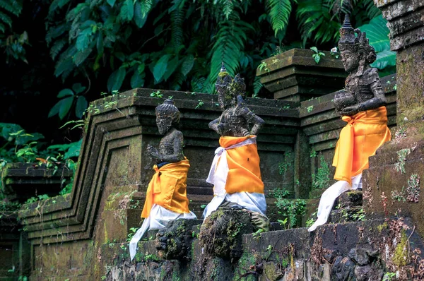 Kamenné Hinduistické Sochy Sobě Sarong Oranžové Tkanině Architektonické Výzdoby Svaté — Stock fotografie