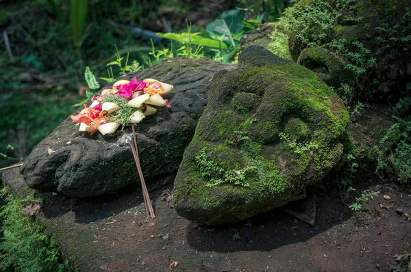 Rytuał Handmade Prezent Kamiennym Ołtarzu Goa Gajah Bali Indonezja — Zdjęcie stockowe