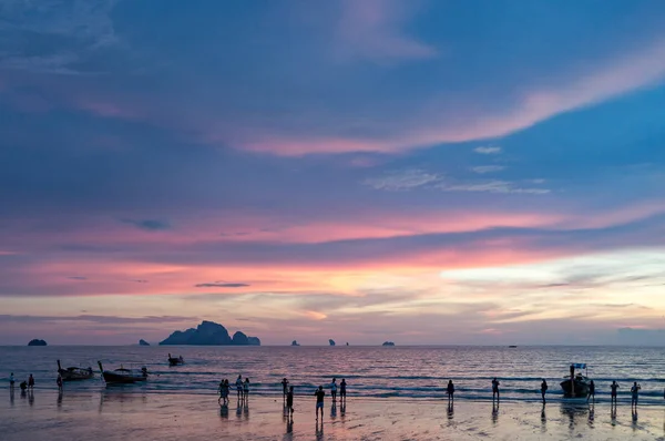 Tourists Taking Picture Beautiful Sunset Nang Beach Krabi Province Thailand — Stock Photo, Image