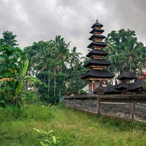 Traditionella Balinesiska Tak Meru Gjorda Kokos Fiber Denna Hinduiska Tempel — Stockfoto