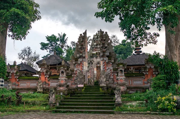Пустой Район Входа Разделенными Воротами Балийскому Храму Городе Убуд Бали — стоковое фото