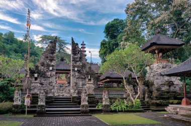 Bali dili Tapınağı Pura Gunung Lebah, Bali, Endonezya için split ağ geçidi ile girişine yakın boş alanı