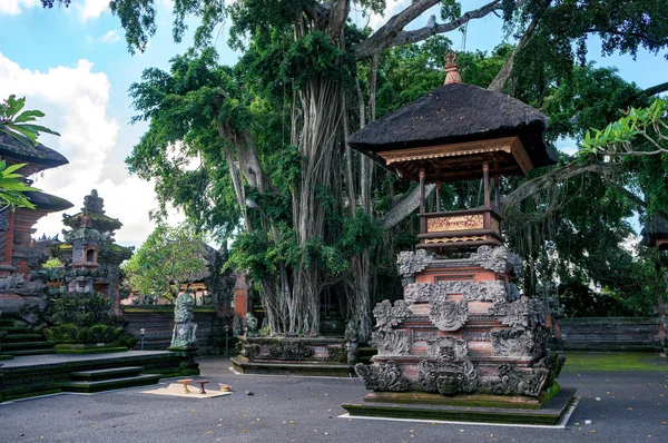 Ołtarz Kokosem Czarny Dach Pusty Dziedziniec Balijski Świątyni Banyan Tree — Zdjęcie stockowe