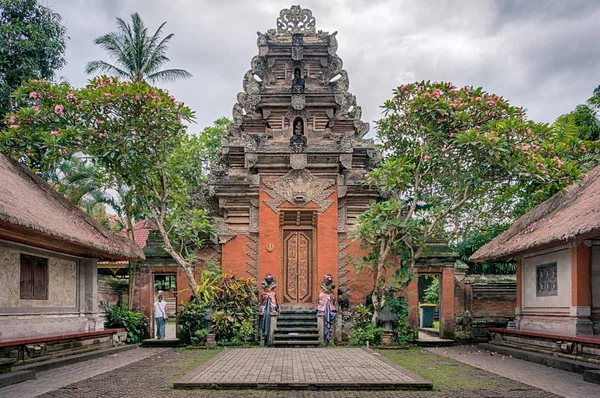 Turystycznych Pozostawiając Dziedzińcu Pałacu Ubud Czyli Atrakcję Bali Indonezja — Zdjęcie stockowe