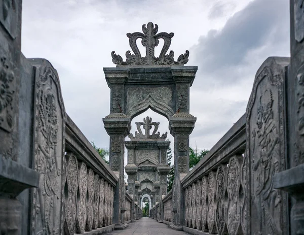 Kwiecisty Rzeźbiony Kamienny Most Taman Ujung Park Bali Indonezja — Zdjęcie stockowe