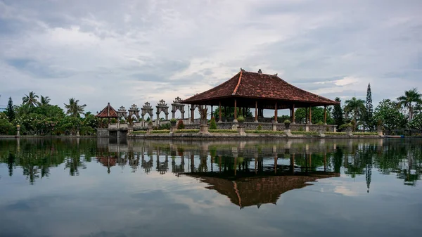 Paviljong Med Traditionella Balinesiska Tak Återspeglas Ett Vatten Taman Ujung — Stockfoto