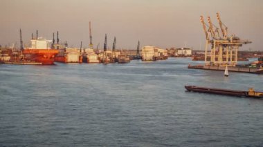 Gemi tamir rıhtımında Elbe Nehri üzerinde Hamburg, Almanya