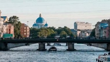 Mavi kubbeleri Trinity Katedrali, Saint Petersburg'daki Fontanka Nehri üzerinde Leshtukov Köprüsü'nden görüntülemek