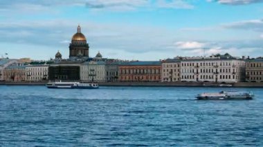 Neva Nehri St. Isaac's Katedrali'nin kubbesi zemin karşı yürüyüş gezi gemileri