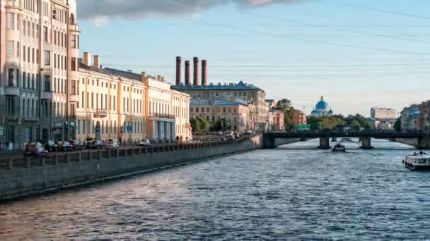 Fontanka 河上的观光船对圣彼得斯堡的三位一体大教堂 — 图库视频影像