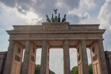 Önden görünüm Branderburger Tor - ünlü tarihi anıt, Berlin, Almanya