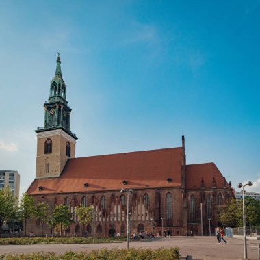 Almanca Marienkirche olarak bilinen St. Mary Kilisesi güneşli bir bahar gününde, Berlin, Almanya