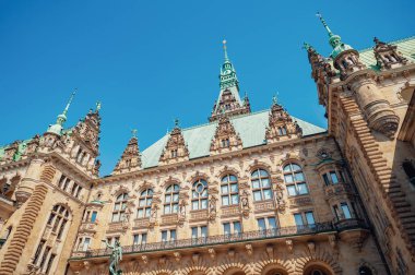 Rathaus üzerinden avlu görünümü. Rathaus ünlü Hamburg City Hall, Almanya olduğunu.