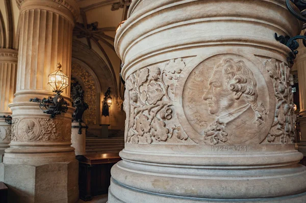 Coluna Com Retrato Escritor Alemão Lessing Câmara Municipal Hamburgo Rathaus — Fotografia de Stock