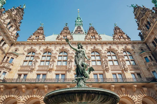 Υγιεία Κρήνη Στην Αυλή Του Rathaus Ράταους Είναι Διάσημο Δημαρχείο Royalty Free Φωτογραφίες Αρχείου