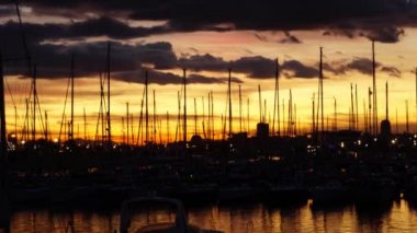 Yat limanında gün batımı zamanı.