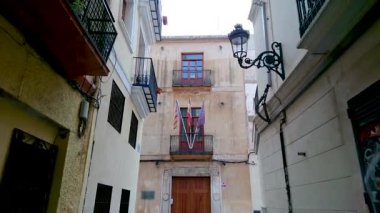 Valencia, İspanya, 2 Kasım 2019: Balkonda bayraklar