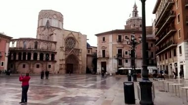 Valencia, İspanya, 28 Ekim 2019: Plaza de la Virgen üzerinden yürüyüş