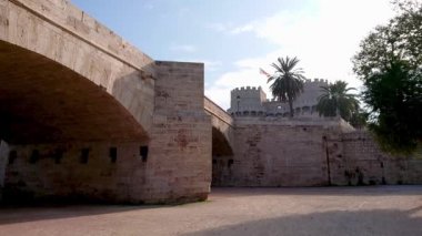 Serrans Köprüsü ve Serranos Kulesi Valencia halk bayrağıyla