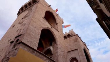 Tarihsel şehir kapısı Torres de Quart ve dalgalanan bayraklar